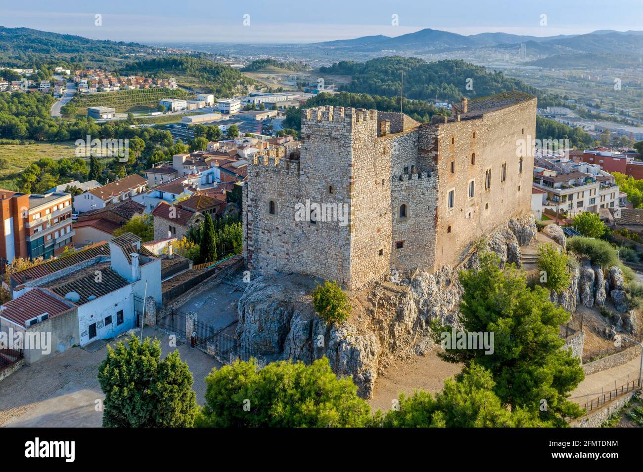 Castello medievale di El Papiol sulla riva del fiume Llobregat, provincia di Barcellona, Catalogna Spagna Foto Stock