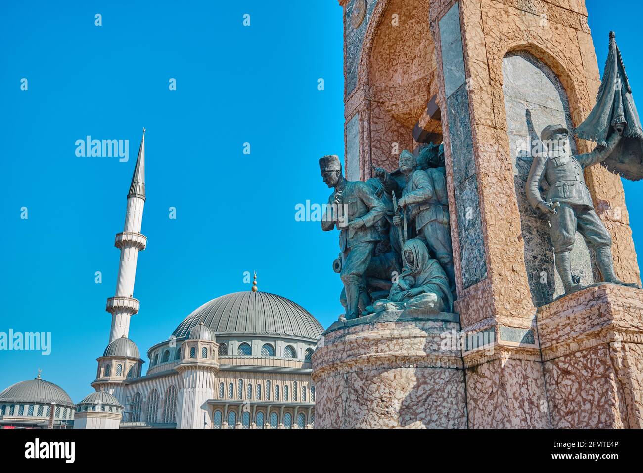 piazza taksim durante la mattina con i dettagli di taksim, il monumento della repubblica (cumhuriyet ant) e recentemente costruito moschea taksim e molte bandiere turche. Foto Stock