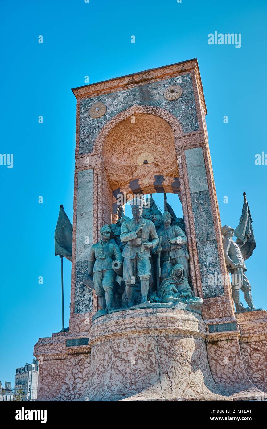 piazza ben nota durante la mattina con i dettagli della repubblica di taksim monumento (cumhuriyet ant) alla fine di via istiklal con turisti e sculture Foto Stock