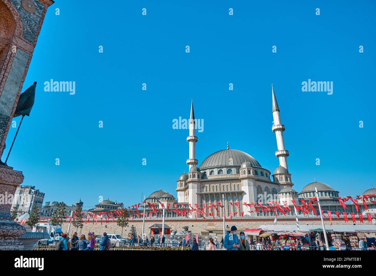 La più famosa piazza taksim durante la mattina con i dettagli di taksim, recentemente costruito moschea taksim e molte bandiere turche, polizia e turisti Foto Stock