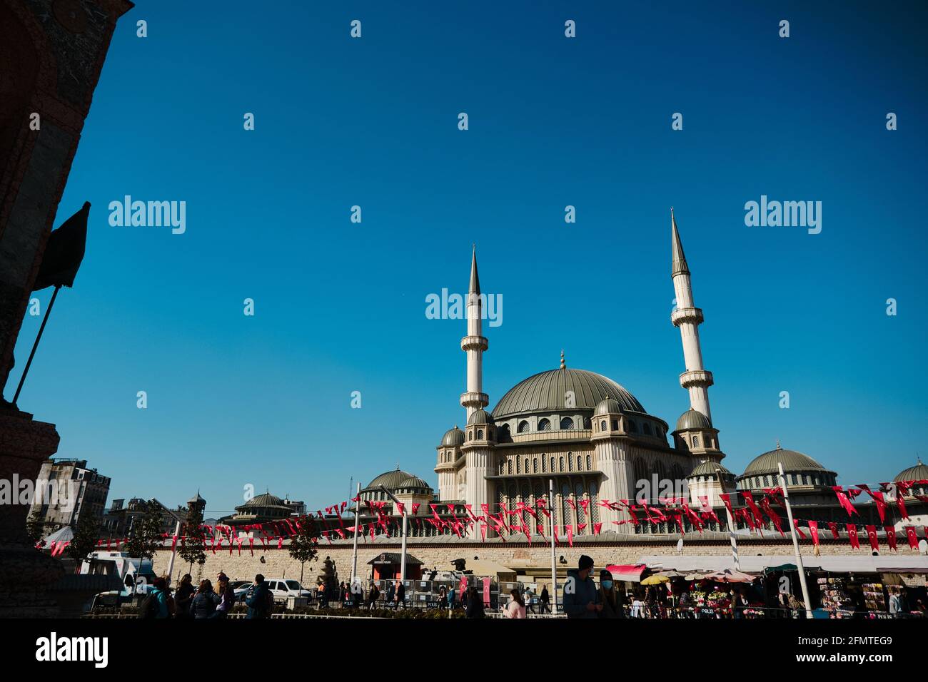 La più famosa piazza taksim durante la mattina con i dettagli di taksim, recentemente costruito moschea taksim e molte bandiere turche, polizia e turisti Foto Stock