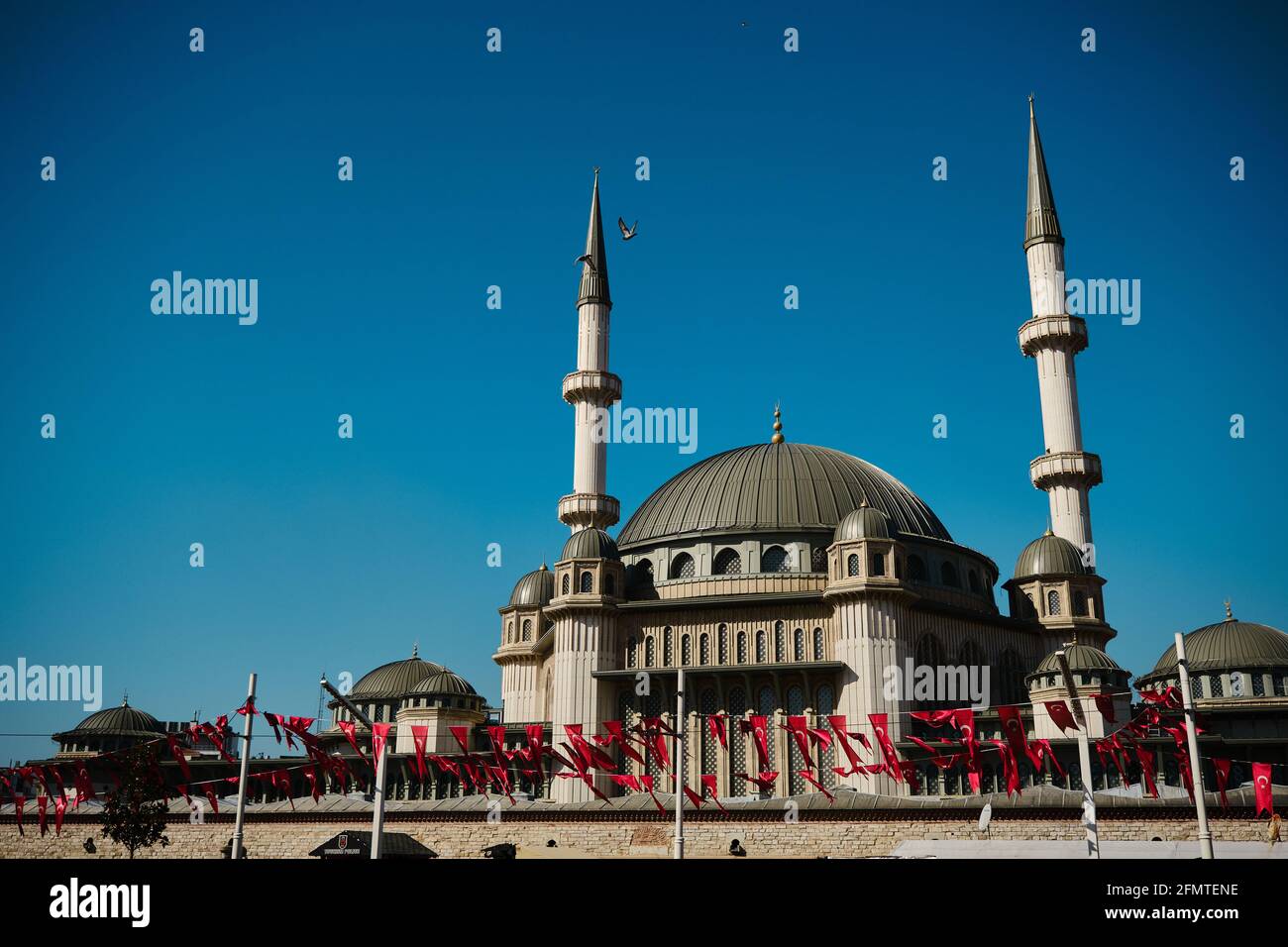 La più famosa piazza taksim durante la mattina con i dettagli di taksim, recentemente costruito moschea taksim e molte bandiere turche, polizia e turisti Foto Stock