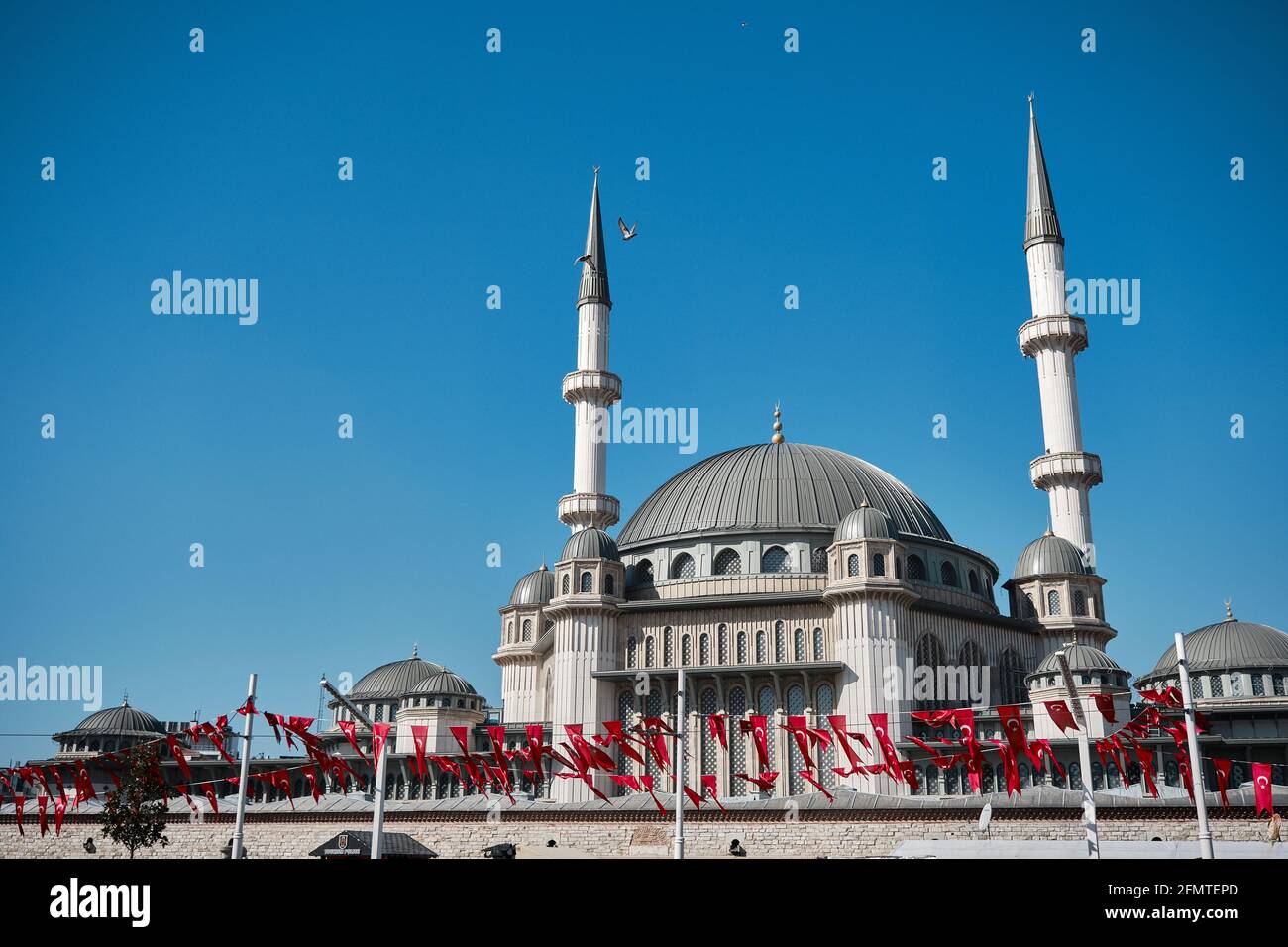 La più famosa piazza taksim durante la mattina con i dettagli di taksim, recentemente costruito moschea taksim e molte bandiere turche, polizia e turisti Foto Stock