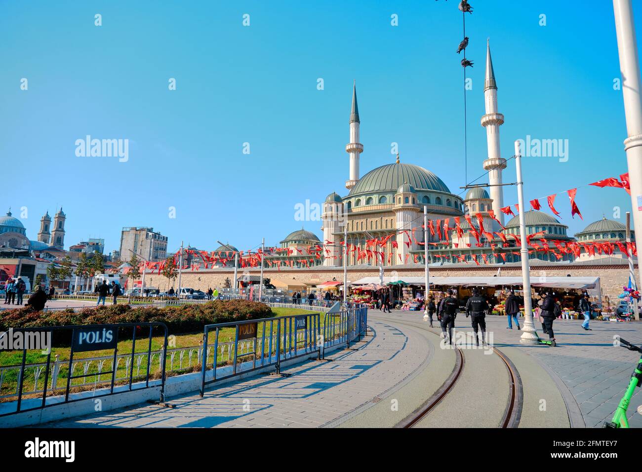 La più famosa piazza taksim durante la mattina con i dettagli di taksim, recentemente costruito moschea taksim e molte bandiere turche, polizia e turisti Foto Stock