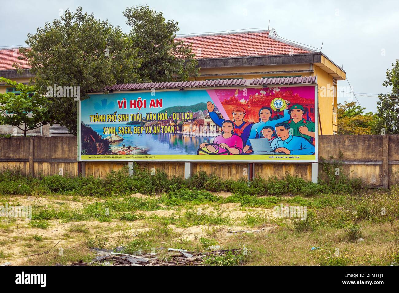 Grande manifesto turistico vietnamita sulla terra di rifiuti alla periferia di Hoi An, Vietnam Foto Stock