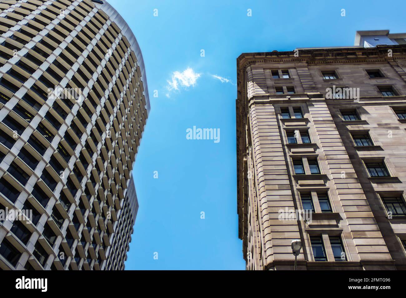 Edificio nuovo e vecchio contro il cielo molto blu - guardando su Foto Stock