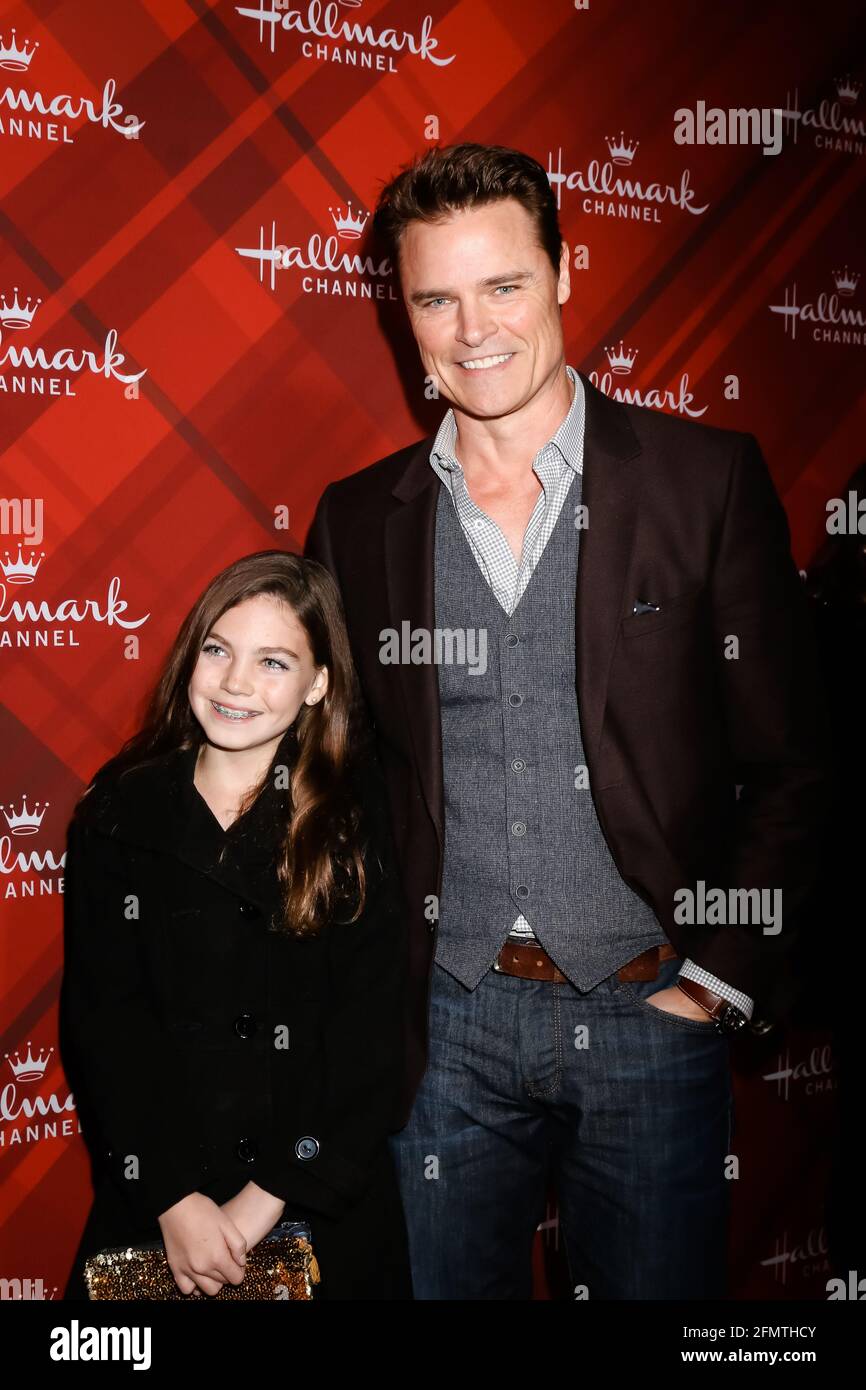 LOS ANGELES - DEC 4: Bella Neal, Dylan Neal al al Natale a Holly Lodge Screening al 189 The Grove Drive il 4 dicembre 2017 a Los Angeles, California Foto Stock