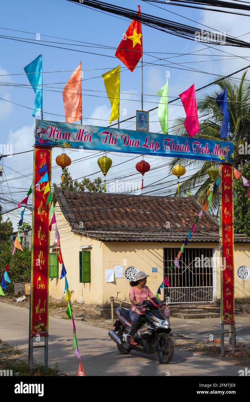 Bandiera del Vietnam e altre bandiere colorate appese all'arco di Hoi An, Vietnam Foto Stock Bandiera del Vietnam e altre bandiere colorate appese all'arco di Hoi An, Vietnam Foto Stock