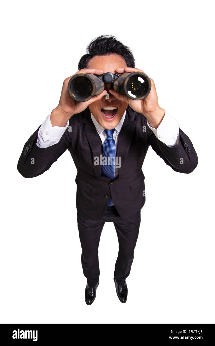 Sorpreso giovane uomo d'affari guardando attraverso binocoli Foto Stock