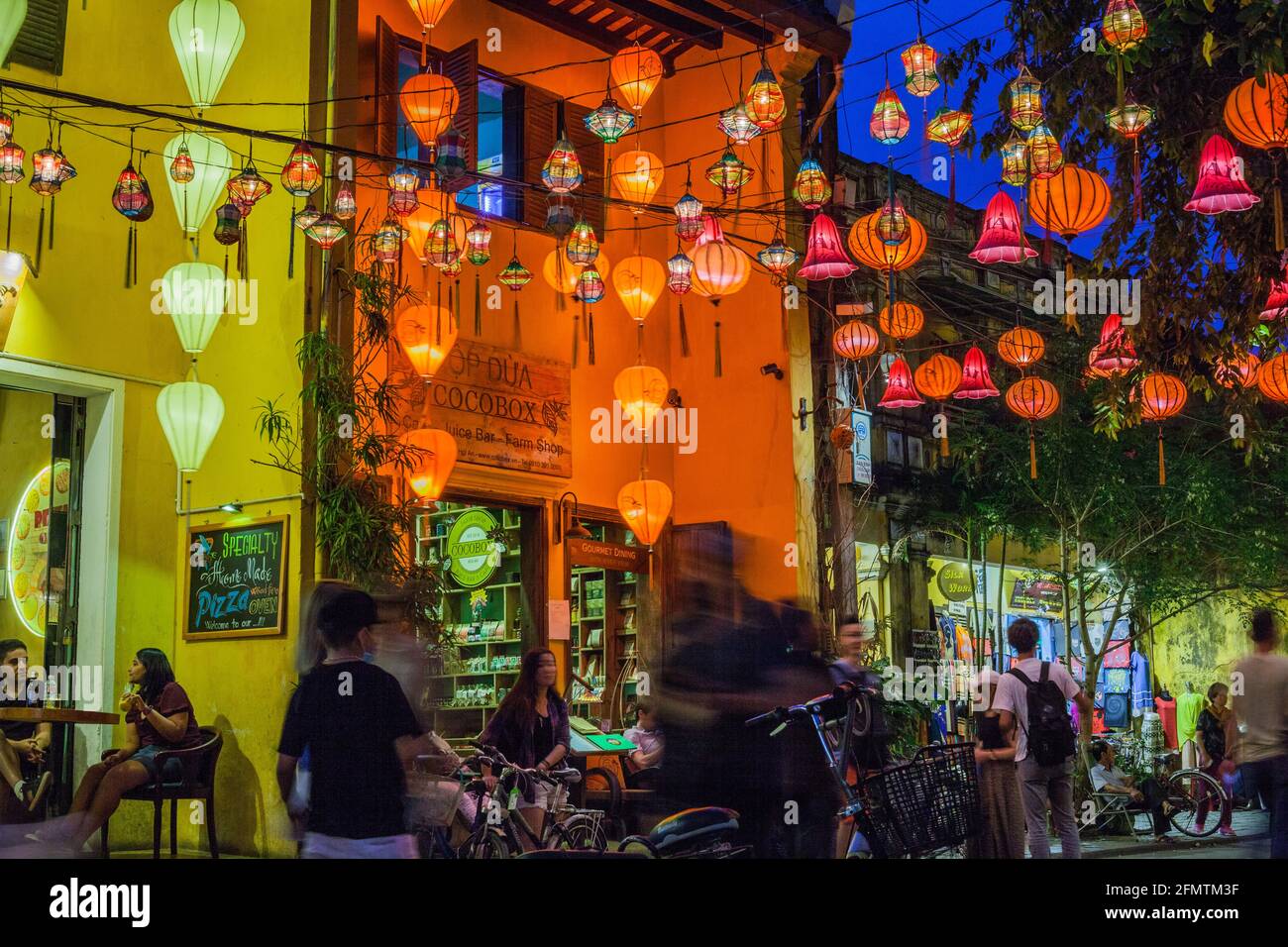 Lanterne colorate illuminano la città vecchia, Hoi An, Vietnam Foto Stock