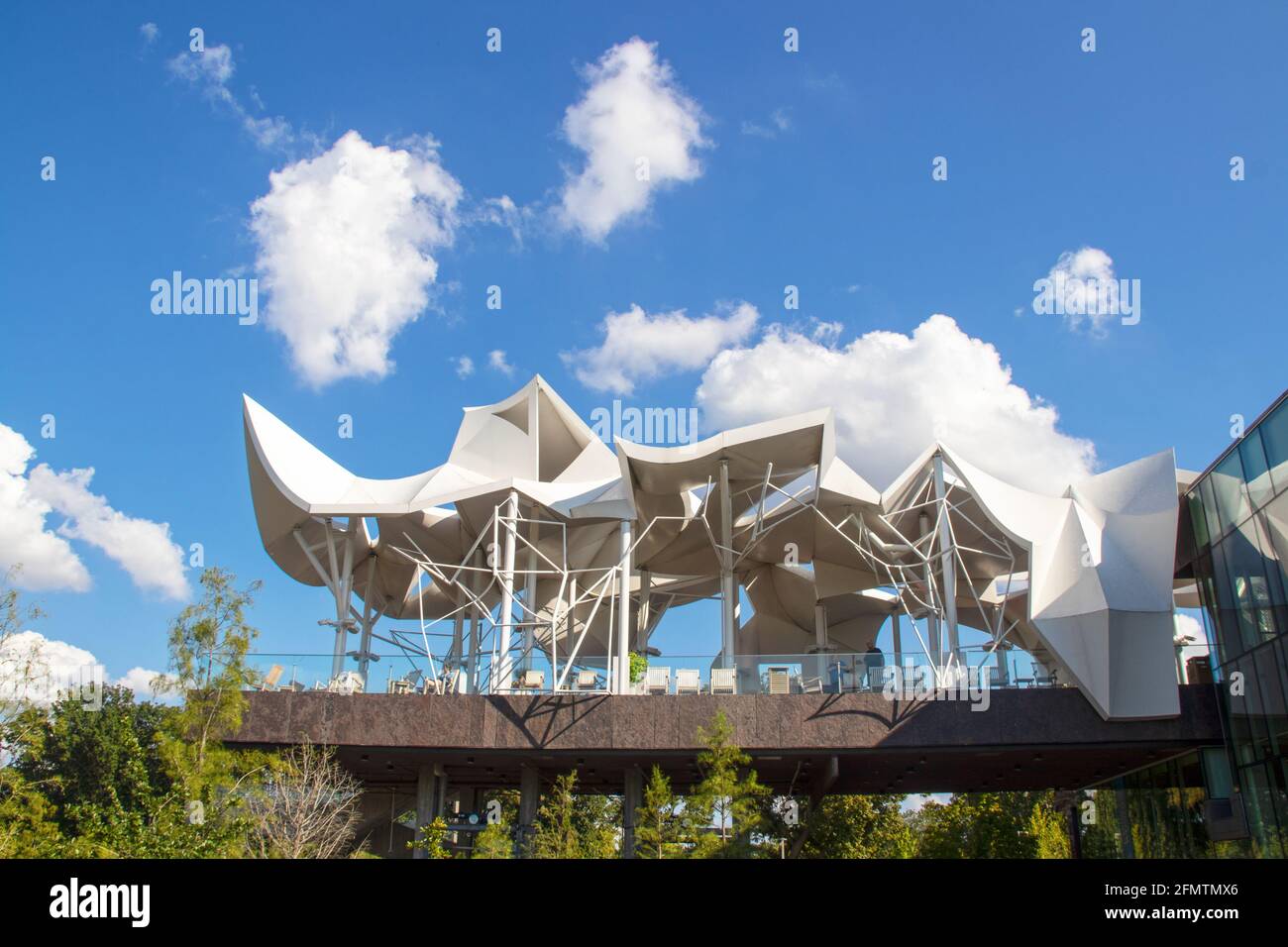 Tulsa USA 8-28-2019 Il Luogo D'Incontro - premiato parco pubblico in Oklahoma - Moderna Boat House con barche a remi in stagno e gente che guarda da Foto Stock