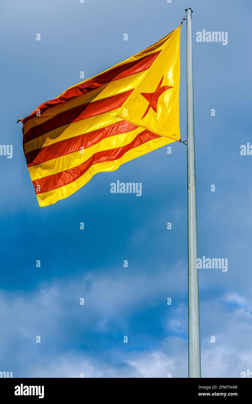 Grande bandiera catalana indipendente (estelada) Vic, Catalogna Foto Stock