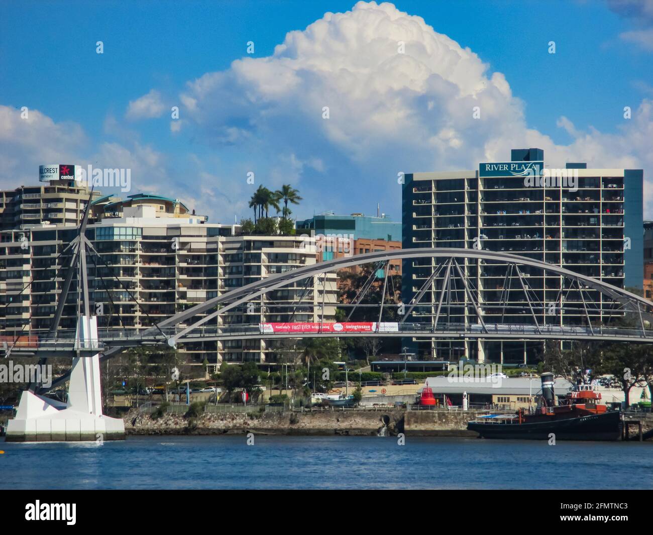 Il Goodwill pedonale e il ponte ciclistico che attraversa il fiume tra Il South Bank Parklands e Gardens Point nel CBD A Brisbane, QLD Australia Foto Stock