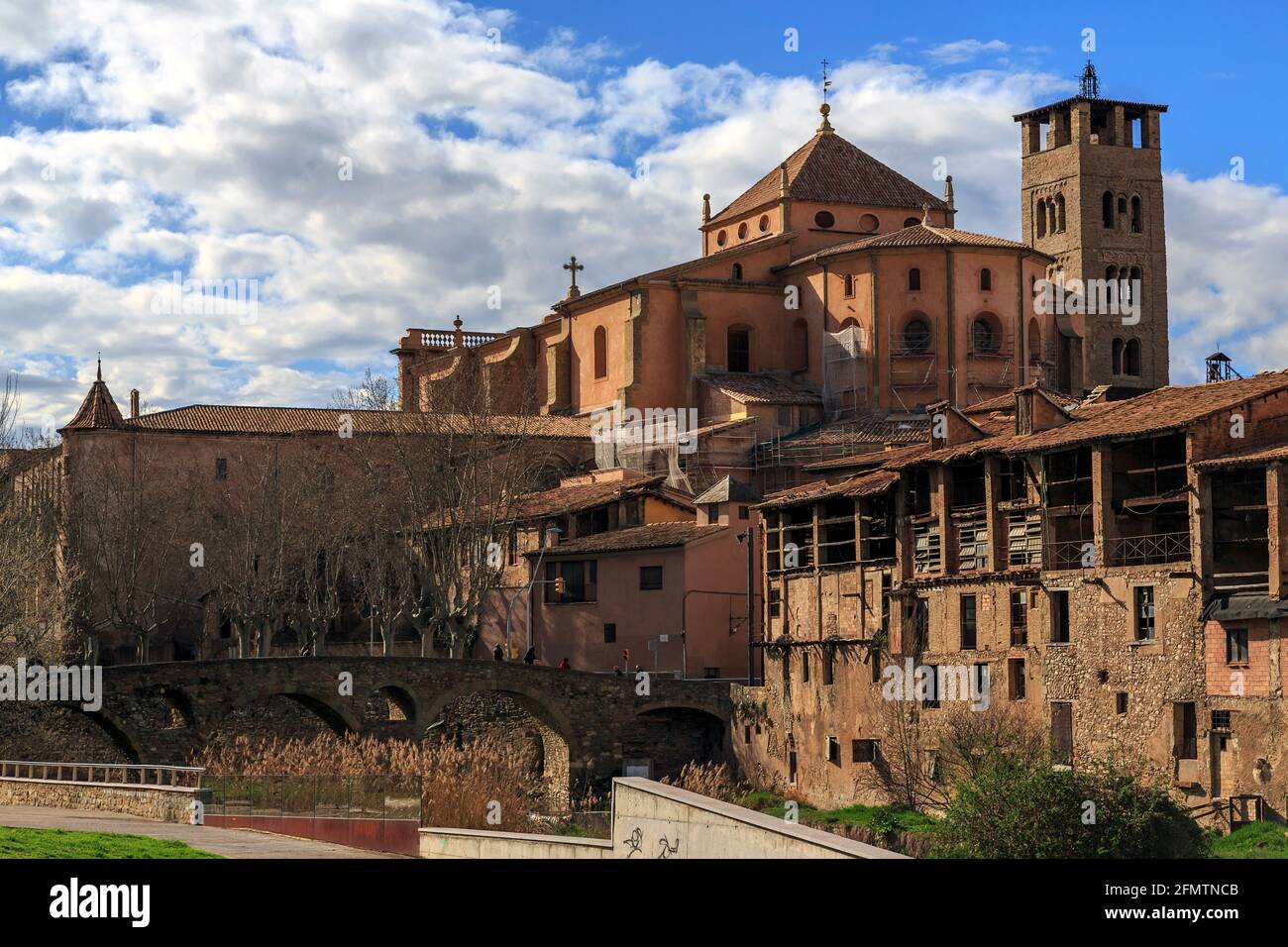 Vic, vista del ponte romano e la cattedrale, Spagna Foto Stock