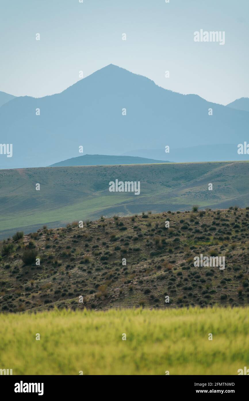 Vista panoramica sui campi verdi e sulle montagne dalla regione di Aures a Batna, Algeria Foto Stock