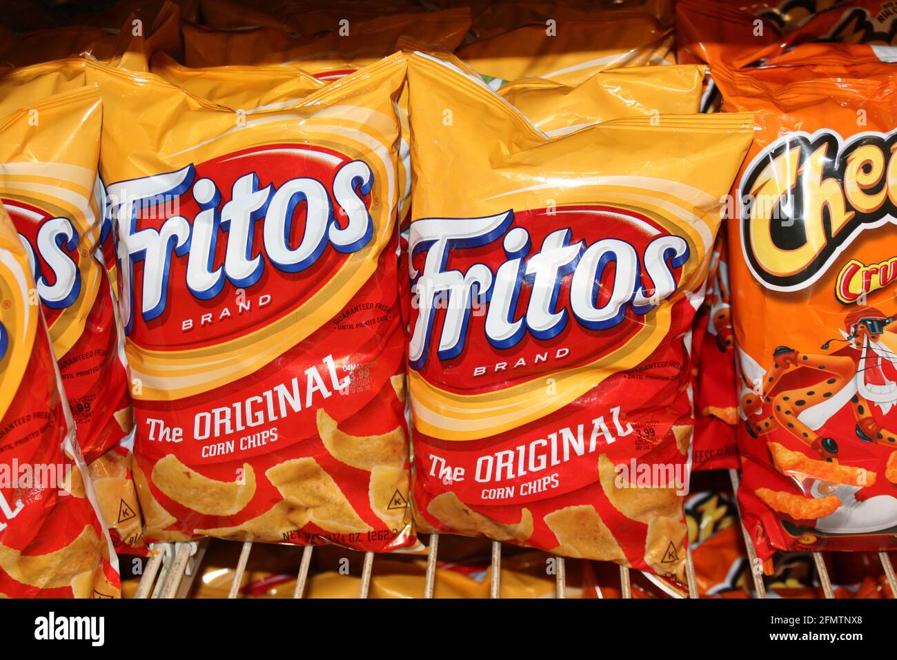 Fritos patatine di mais originali hanno sparato closeup in un negozio di alimentari che è luminoso e colorato su una mensola di metallo in un negozio del Kansas. Foto Stock