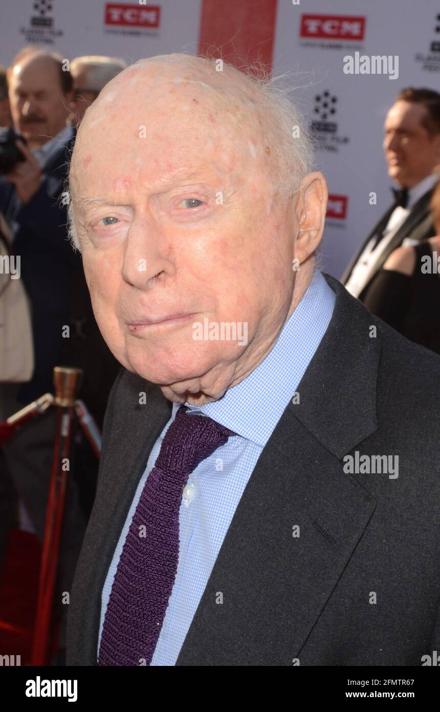 **FILE FOTO** Norman Lloyd era scomparso. LOS ANGELES, CA - 28 APRILE: Norman Lloyd alla proiezione di "All the President's Men" durante il TCM Classic Film Festival 2016 Opening Night il 28 aprile 2016 a Los Angeles, California. Credito: David Edwards/MediaPunch Foto Stock