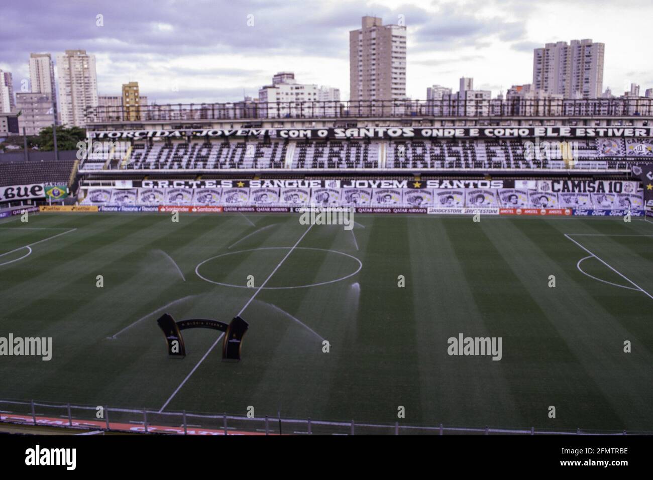 Santos, San Paolo, Brasile. 11 Maggio 2021. (SPO) 11 maggio 2021, Santos, Brasile: Vista generale di Vila Belmiro prima della partita tra Santos e Boca Juniors, dall'Argentina, valida per il quarto round del Gruppo C della Copa Libertadores da America de Futebol 2021, il martedì sera (11). Credit: LECO Viana/TheNews2 Credit: LECO Viana/TheNEWS2/ZUMA Wire/Alamy Live News Foto Stock