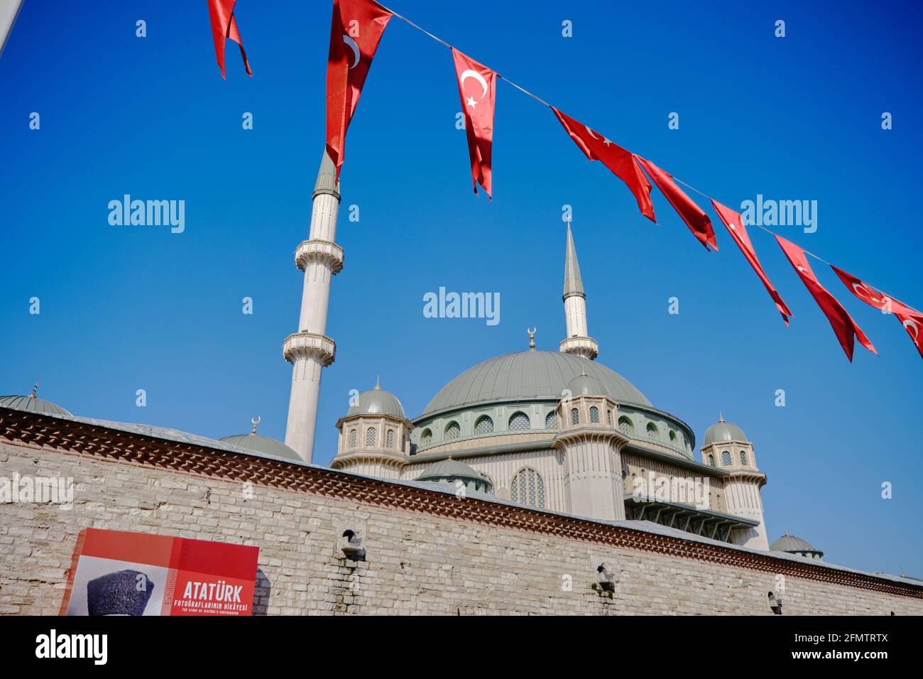 La più famosa piazza taksim durante la mattina con i dettagli di taksim, recentemente costruito moschea taksim e molte bandiere turche, Foto Stock