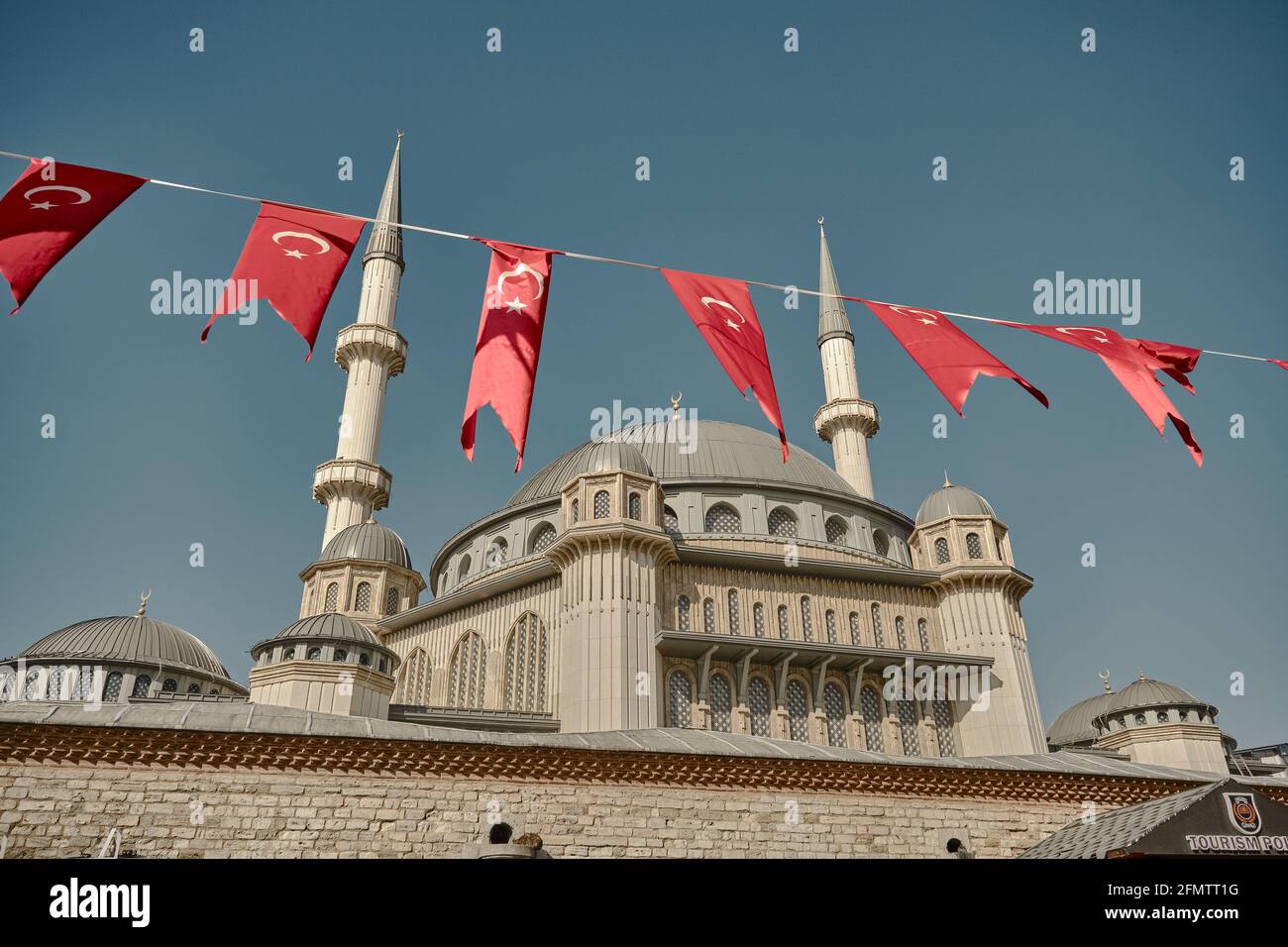 La più famosa piazza taksim durante la mattina con i dettagli di taksim, recentemente costruito moschea taksim e molte bandiere turche, Foto Stock