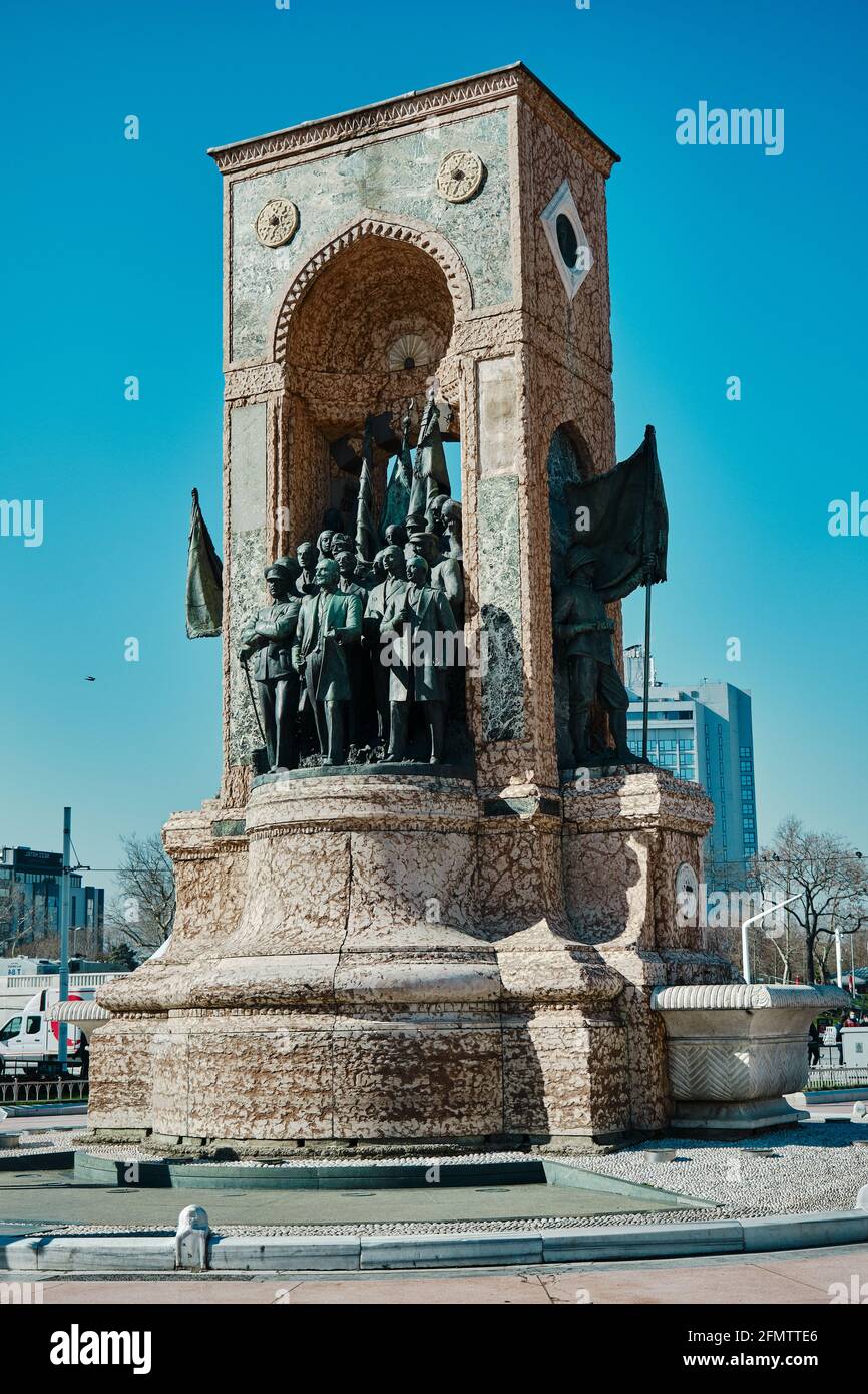 Turchia istanbul 04.03.2021. La piazza più conosciuta durante la mattina con i dettagli del monumento della repubblica di taksim (cumhuriyet ant) alla fine di istiklal Foto Stock