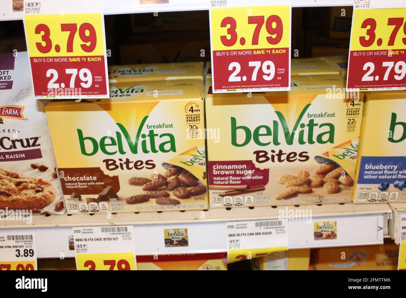 I morsi di Belvita hanno sparato il closeup su una mensola di metallo ad un deposito di sconto in Kansas. Foto Stock