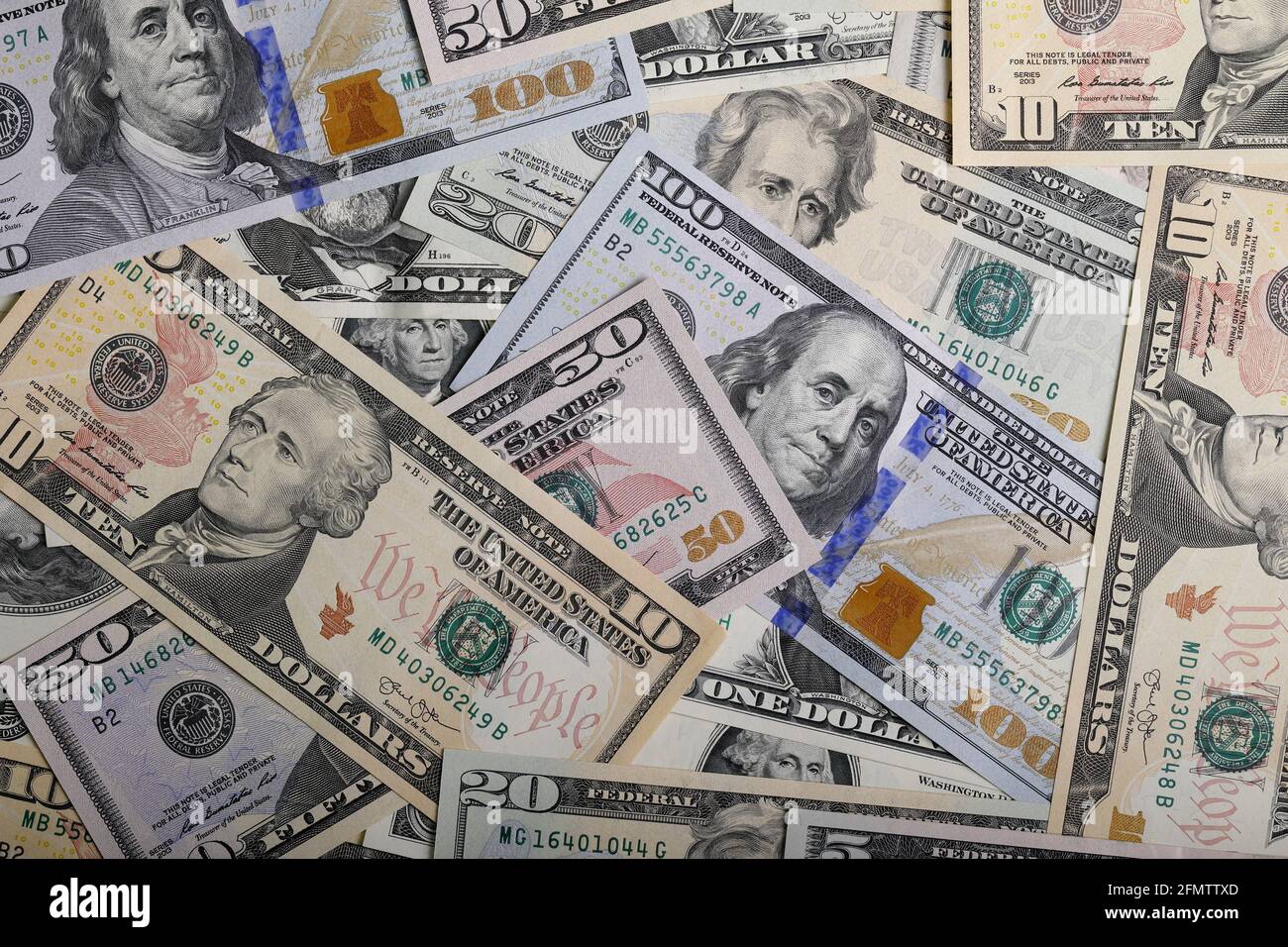Banconote degli Stati Uniti d'America - dollari - un mucchio. Ci sono tutti inclusi - 100 50 20 10 2 e un 1 dollaro fatture in questo background di soldi Foto Stock