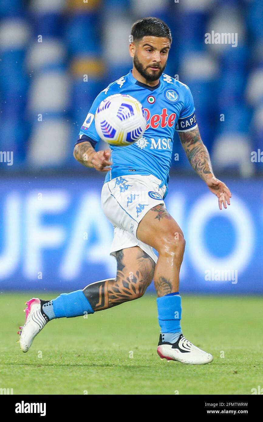 L'attaccante italiano del SSC Napoli Lorenzo Insigne controlla il pallone  durante la partita di calcio della serie A tra SSC Napoli e Udinese. Napoli  ha vinto il 5-1 Foto stock - Alamy