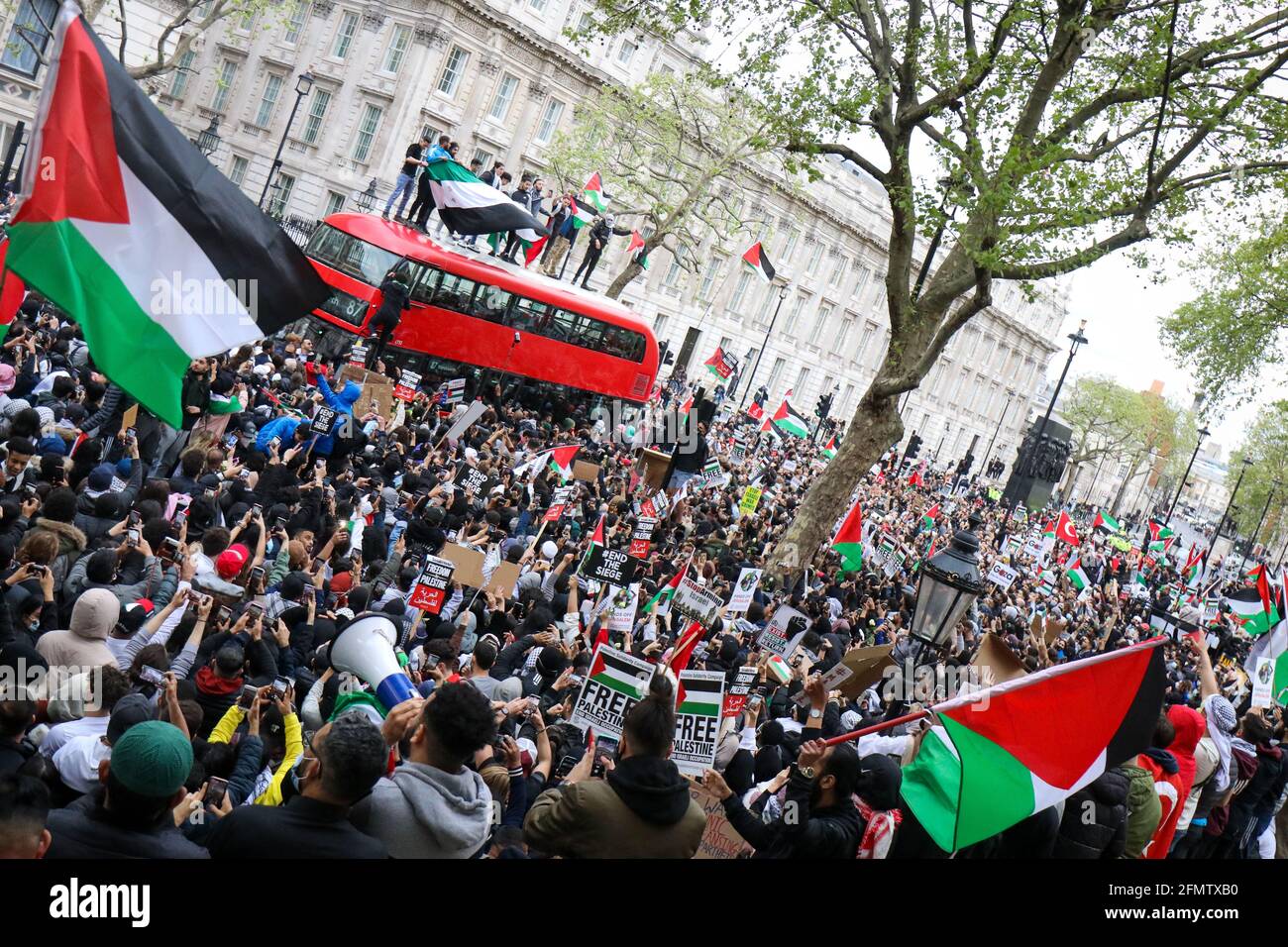 LONDRA, INGHILTERRA, 11 MAGGIO: I manifestanti palestinesi liberi si scontrano con la polizia alla dimostrazione di Save Sheikh Jarrah a Whitehall, Londra, martedì 11 maggio 2021. (Credit: Lucy North | MI News) Credit: MI News & Sport /Alamy Live News Foto Stock