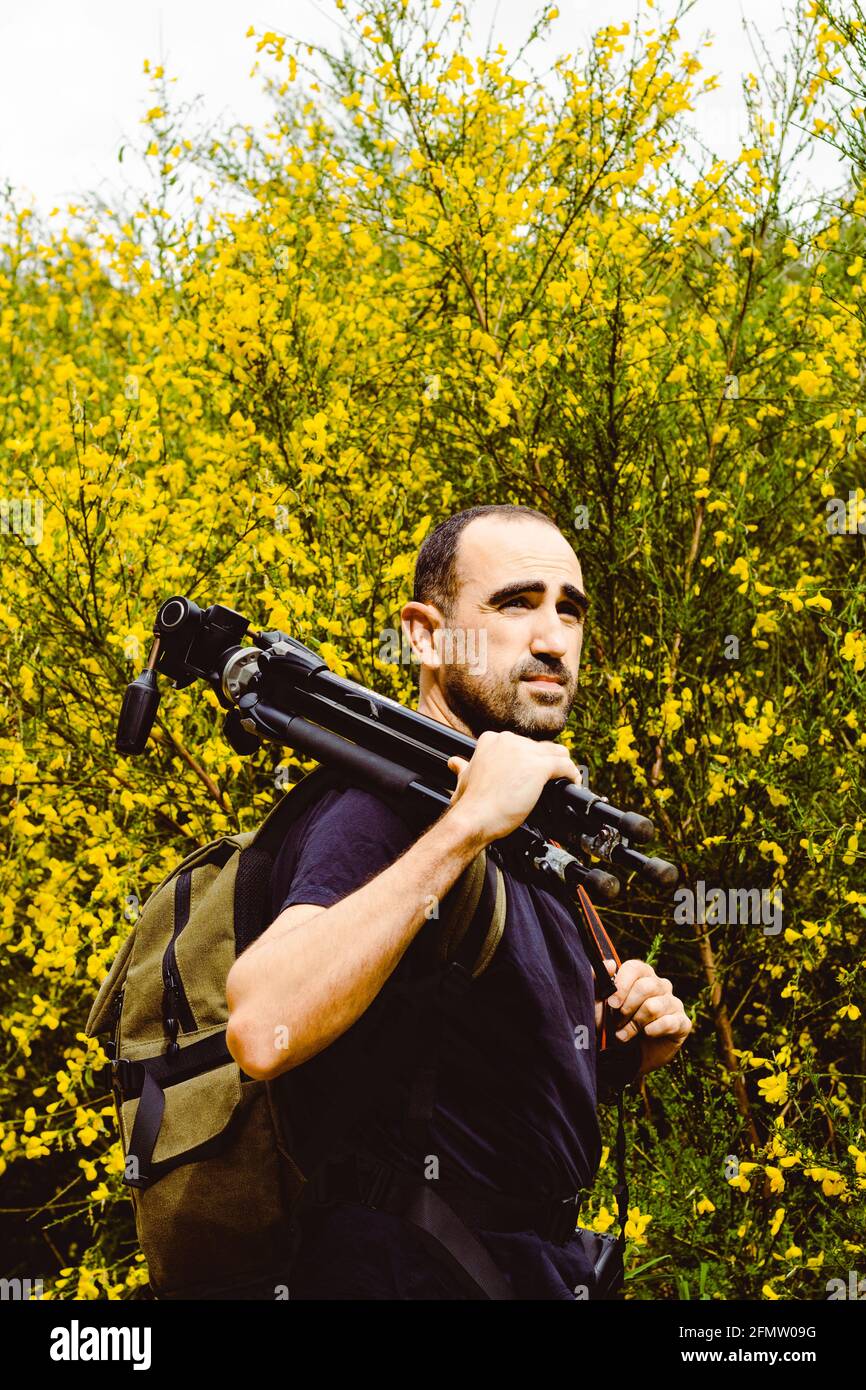 Fotografo in T-shirt nera in natura Foto Stock