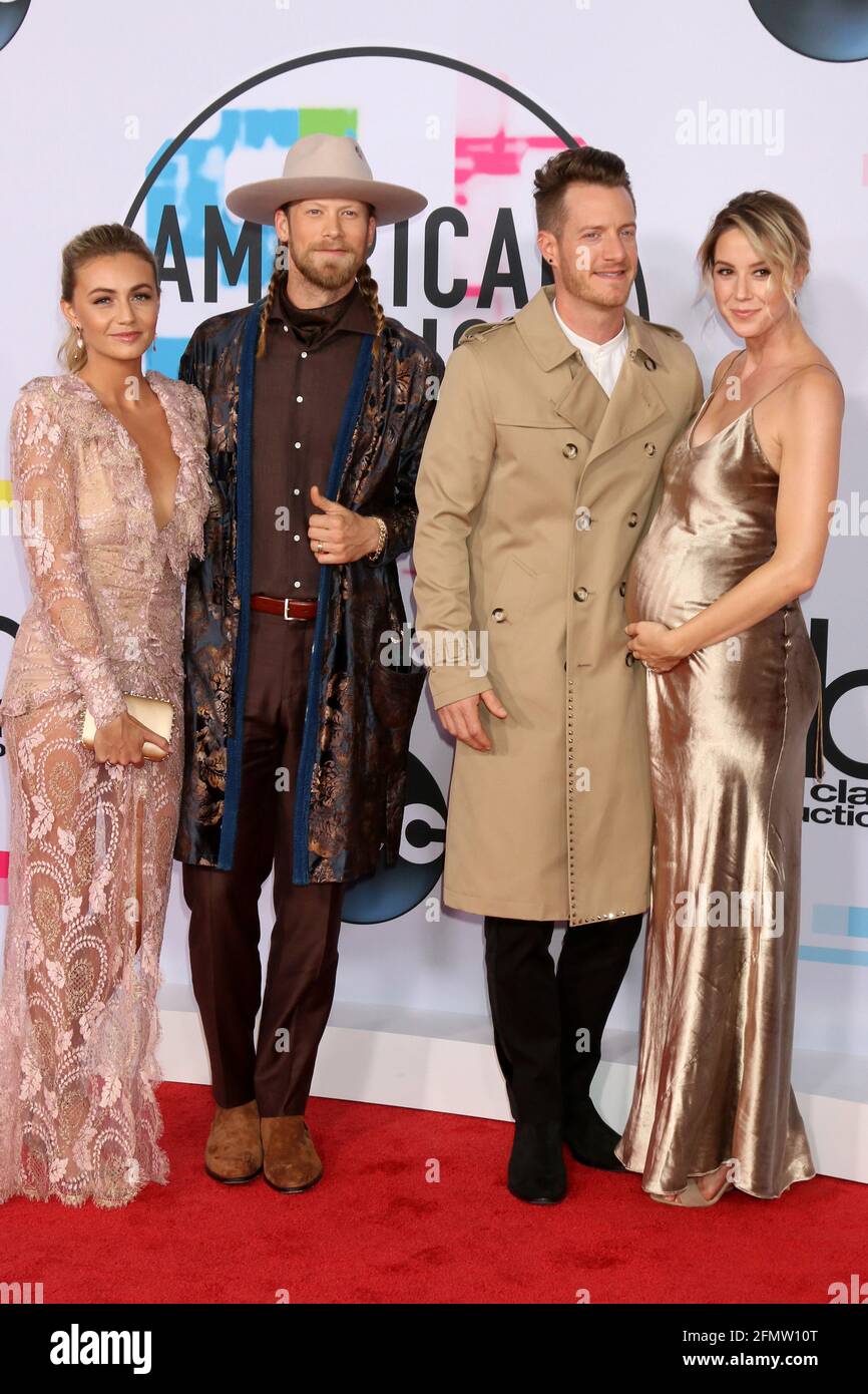 LOS ANGELES - NOV 19: Brittney Marie Cole, Brian Kelly. Tyler Hubbard, Hayley Stommel al 2017 American Music Awards al Microsoft Theatre il 19 novembre 2017 a Los Angeles, California Foto Stock