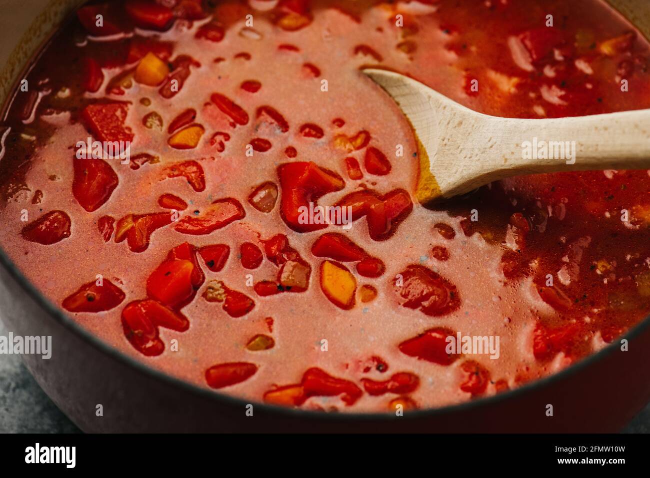 Primo piano di pomodoro a vapore e zuppa di peperone rosso Foto Stock