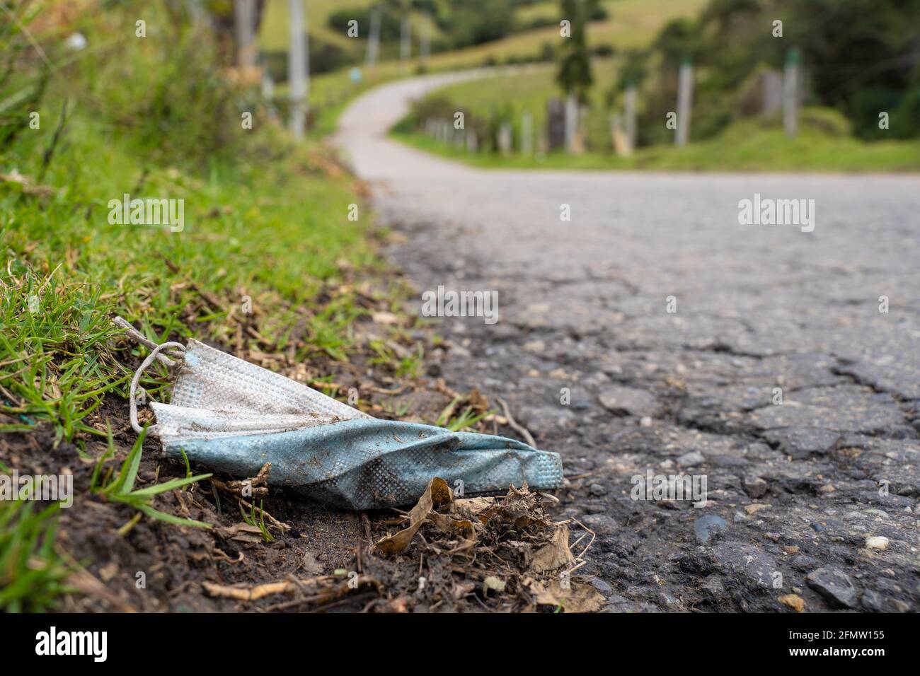 inquinamento della maschera chirurgica, cattivo per l'ambiente e l'ecologia Foto Stock