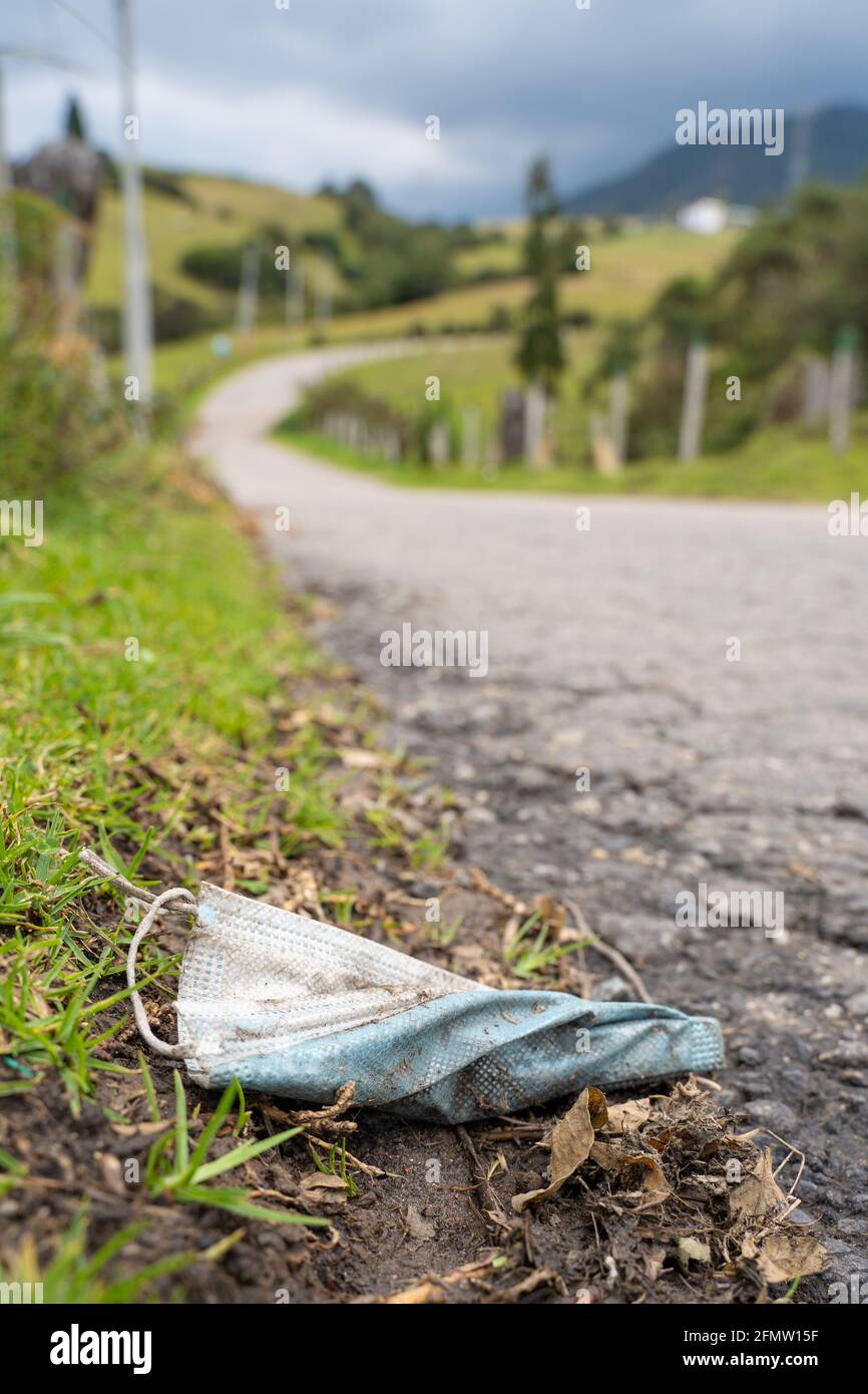 inquinamento della maschera chirurgica, cattivo per l'ambiente e l'ecologia Foto Stock