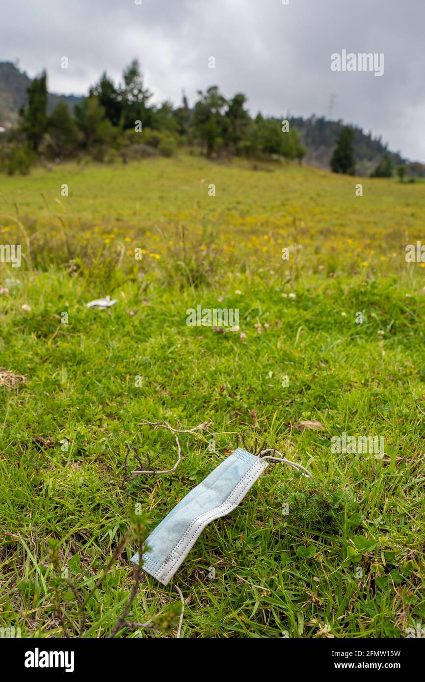 inquinamento della maschera chirurgica, cattivo per l'ambiente e l'ecologia Foto Stock