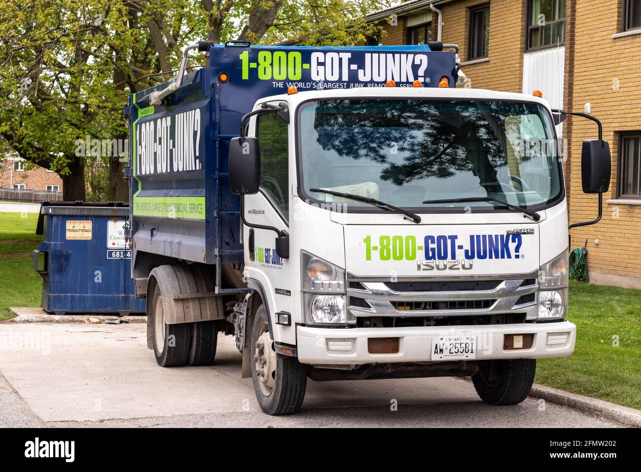 Un camion 1-800-GOT-JUNK a St. Thomas, Ontario, il 6 maggio 2021. Un'azienda canadese di rimozione della roba di rifiuto che dispone, ricicla, o dona i beni usati. Foto Stock