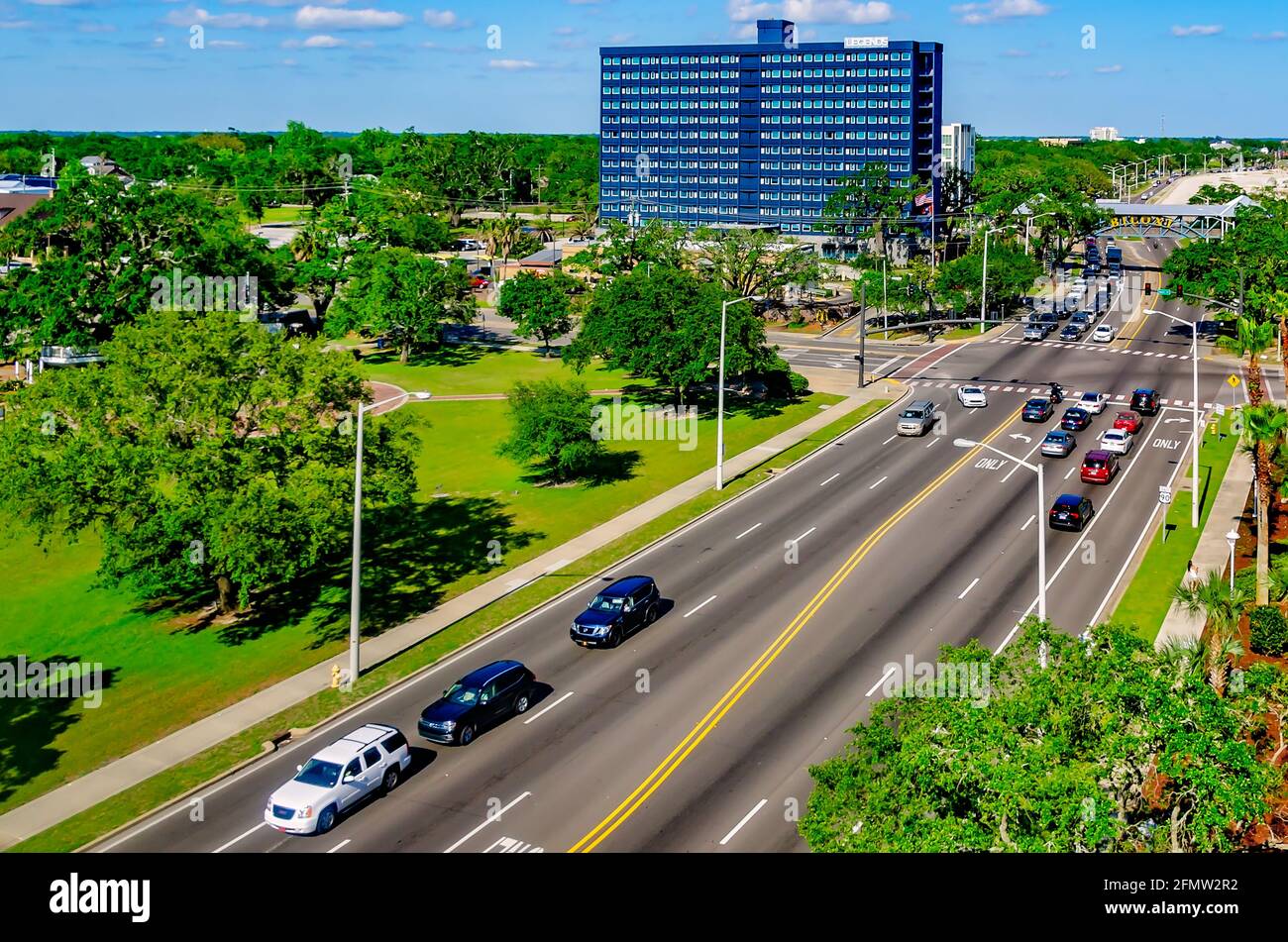 Il traffico percorre l'autostrada 90 passando per il Biloxi Town Green e l'Hotel Legends, 8 maggio 2021, a Biloxi, Mississippi. Foto Stock