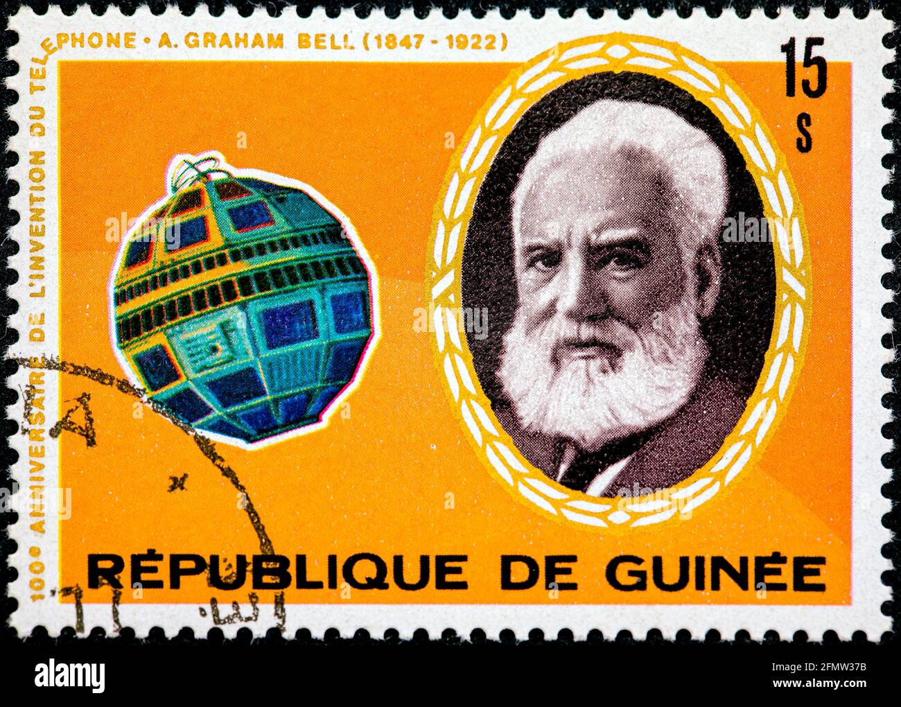GUINEA - CIRCA 1976: Un francobollo stampato in Guinea mostra ritratto di Alexander Graham Bell e Telstar satellite, serie, circa 1976 Foto Stock