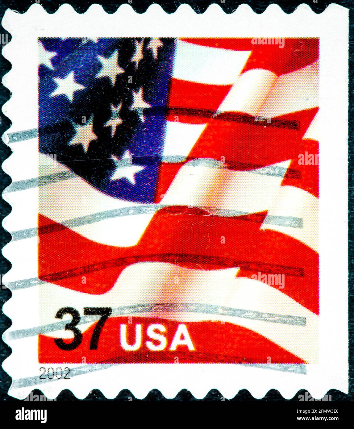 STATI UNITI - CIRCA 2002: Un francobollo stampato negli Stati Uniti, presenta bandiera americana ondulata, prima classe, circa 2002 Foto Stock