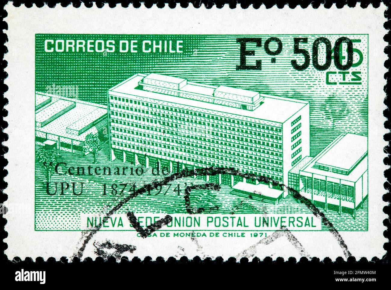 Cile - CIRCA 1971: Un francobollo stampato in Cile mostra la nuova sede dell'Unione postale universale, UPU, nel suo centenario, intorno al 1971 Foto Stock