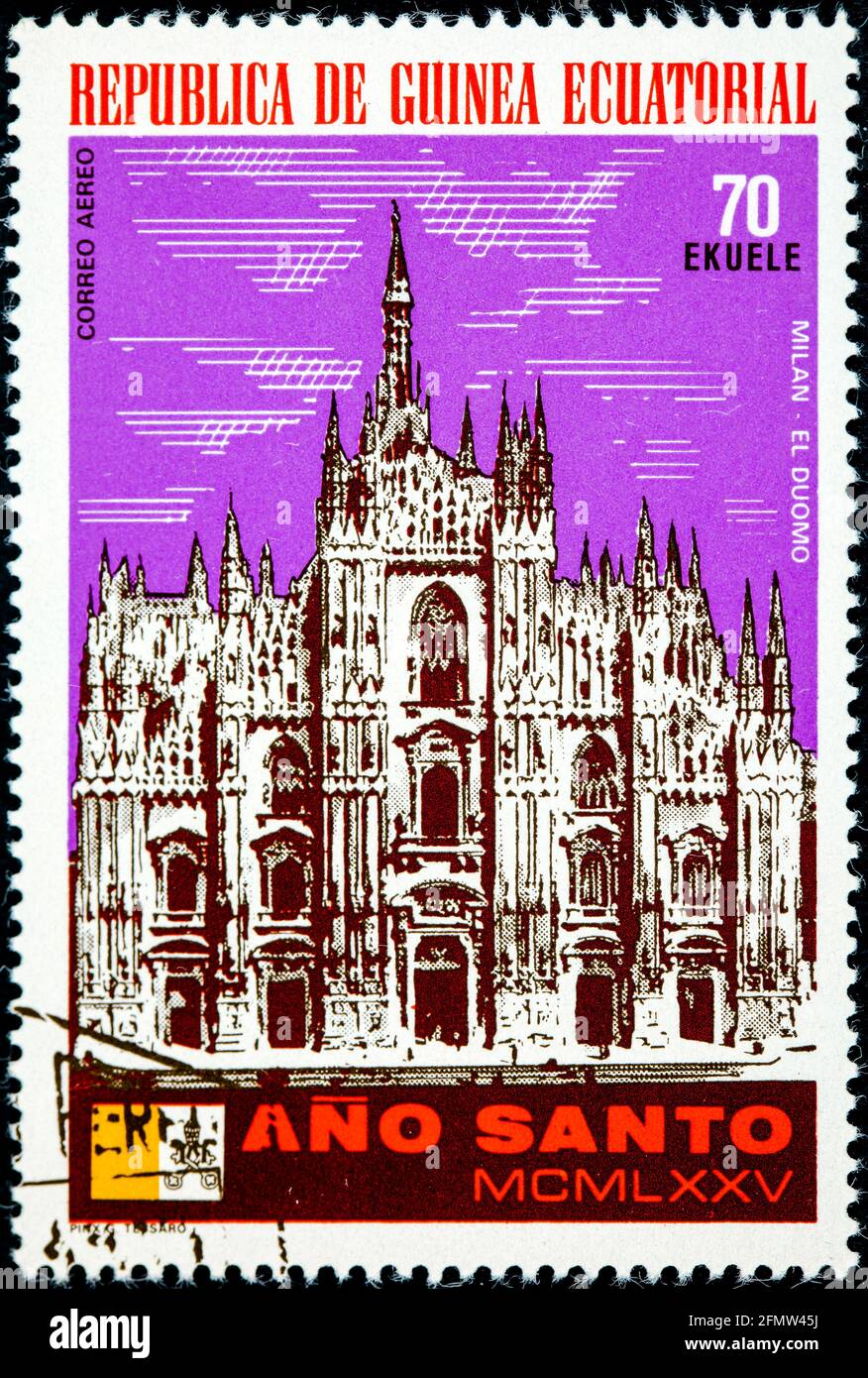 GUINEA EQUATORIALE - CIRCA 1975: Un francobollo stampato in Guinea Equatoriale, anno Santo mostrato Milano, il Duomo circa 1975 Foto Stock