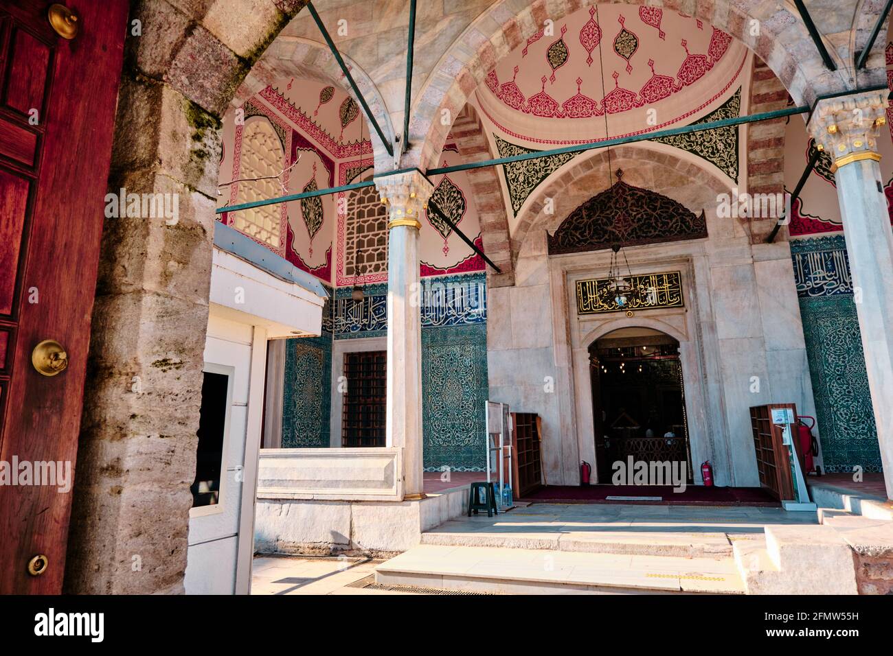 Tomba di Hatice Turhan Sultan a istanbul e la sua faccia a giardino all'interno della tomba edificio. Dettagli arabi su cancello e architettura in stile ottomano Foto Stock