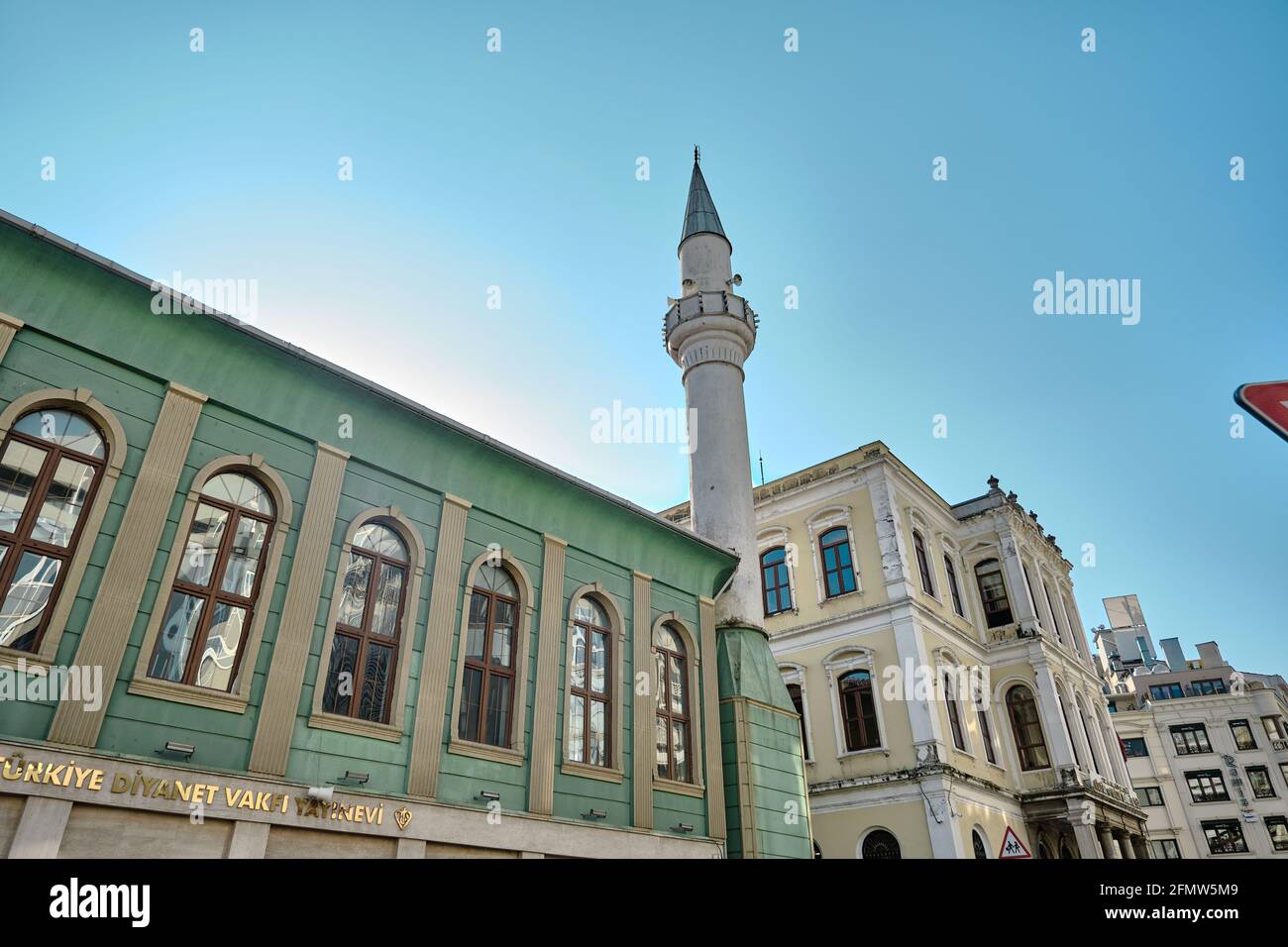 03.03.2021. Turchia istanbul amministrazione affari religiosi (diyanet camii) moschea e quando il sole sorge dopo di essa. Foto Stock