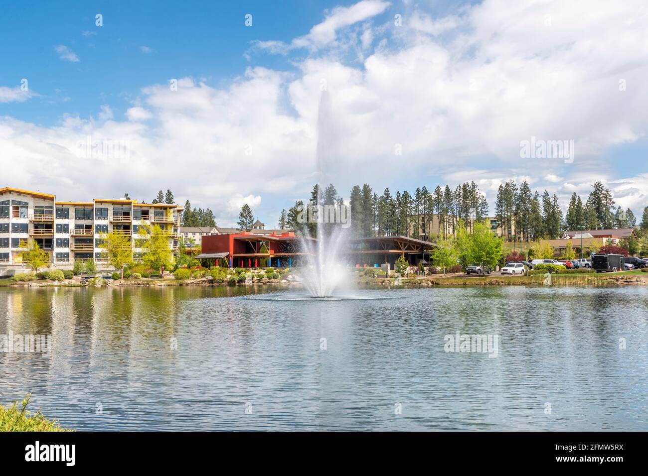 Riverstone parco pubblico e lago con la fontana d'acqua durante la primavera nel Riverstone sviluppo commerciale nel centro di Coeur d'Alene, Idaho, Stati Uniti Foto Stock