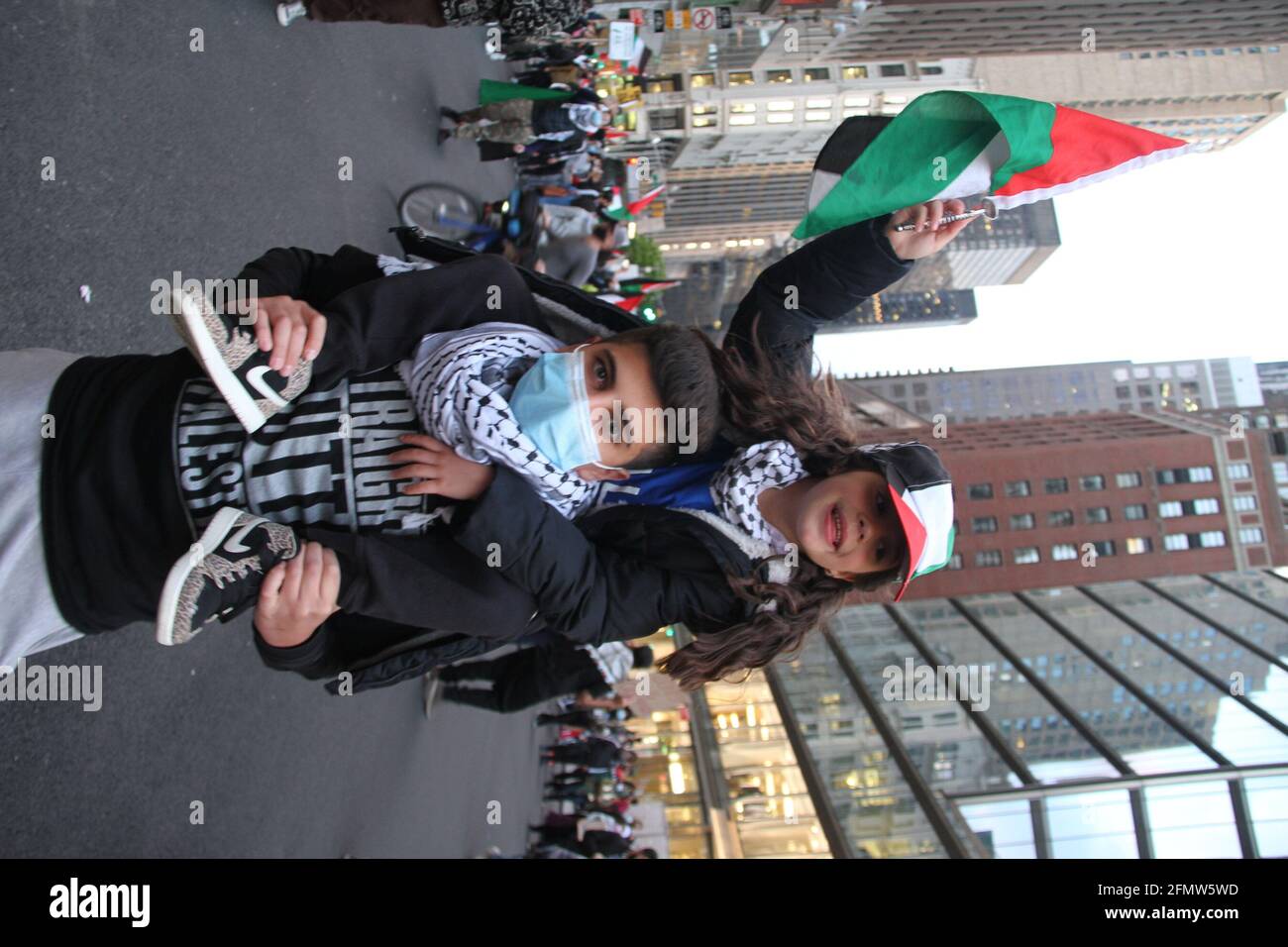 New York, New york. 11 Maggio 2021. Nova York (EUA), 11/05/2021 - Protesto//Ataques/Israele/Gaza - Palestina e simpatizantes que vivem nos Estados Unidos protestam na cidade de Nova York contra os ataques aereos de Israel na Faixa de Gaza, nega terza-feira (11). OS manifestantes marcharam ao longo da Times Square ate o Columbus Circle gritando Ã¢â‚¬Å"Palestina LivreÃ¢â‚¬Â e encerraram o protesto com uma oracao no Central Park. Credit: Niyi Fote/TheNEWS2/ZUMA Wire/Alamy Live News Foto Stock