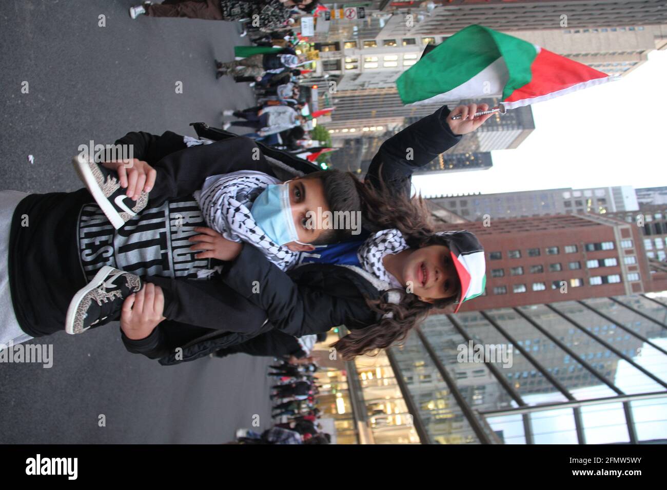New York, New york. 11 Maggio 2021. Nova York (EUA), 11/05/2021 - Protesto//Ataques/Israele/Gaza - Palestina e simpatizantes que vivem nos Estados Unidos protestam na cidade de Nova York contra os ataques aereos de Israel na Faixa de Gaza, nega terza-feira (11). OS manifestantes marcharam ao longo da Times Square ate o Columbus Circle gritando Ã¢â‚¬Å"Palestina LivreÃ¢â‚¬Â e encerraram o protesto com uma oracao no Central Park. Credit: Niyi Fote/TheNEWS2/ZUMA Wire/Alamy Live News Foto Stock