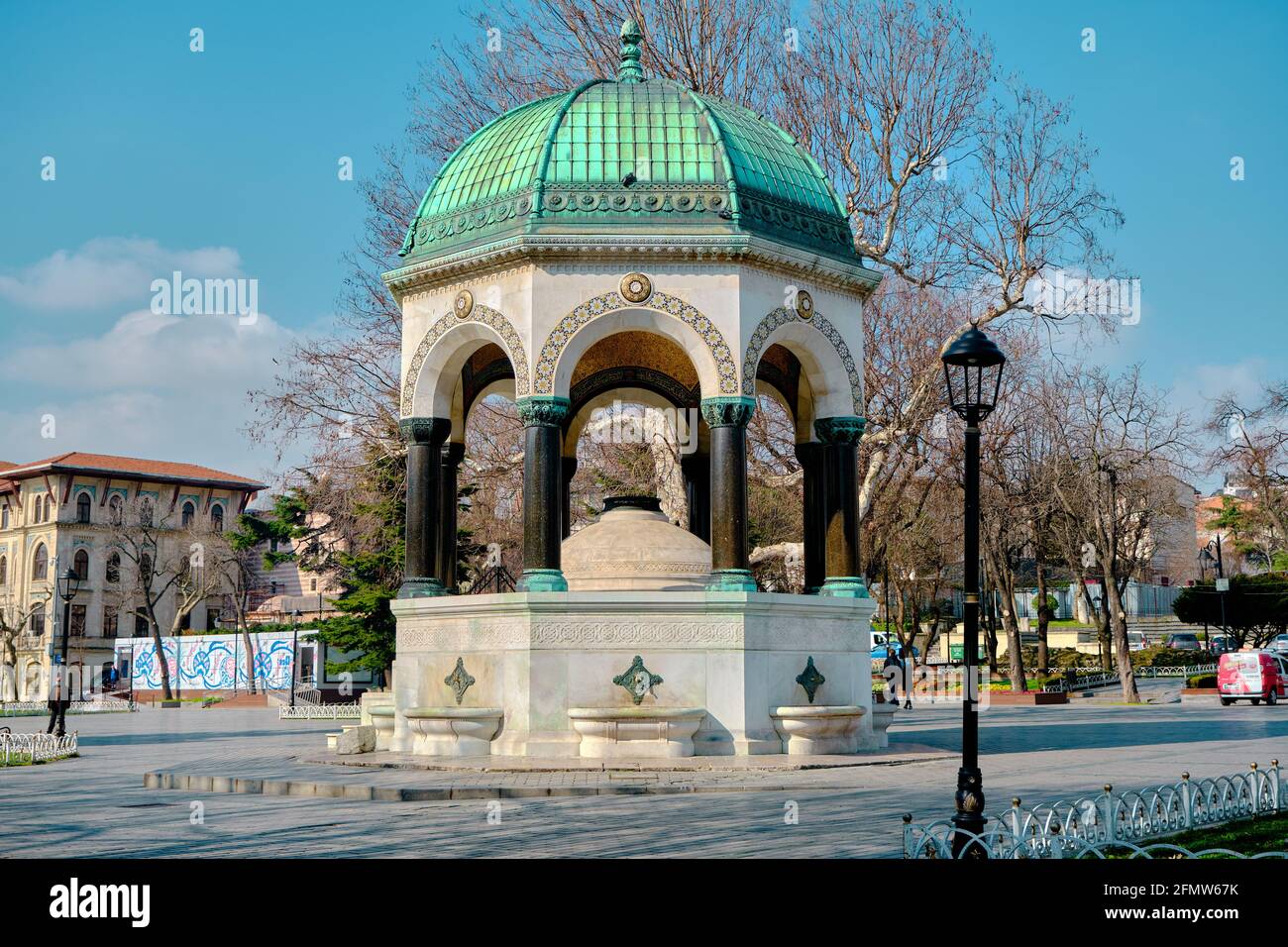 Piazza Sultanahmet e antica fontana pubblica stabilita dall'ottomano periodo impero con magnifiche incisioni e dipinti chiamati come tedesco Foto Stock