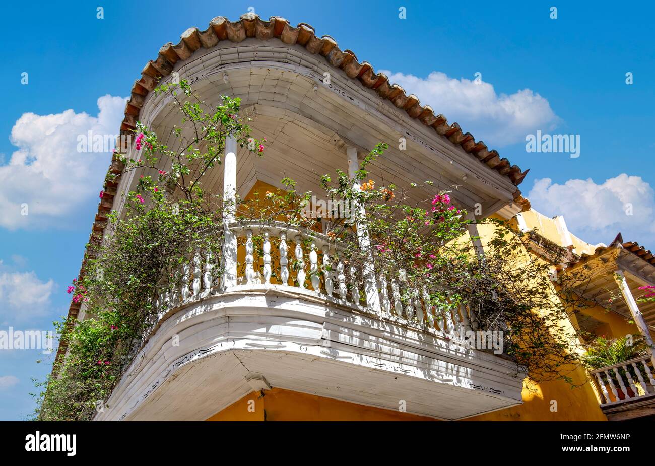 La famosa città coloniale fortificata di Cartagena, Cuidad Amurrallada, e i suoi edifici colorati nel centro storico della città, dichiarato Patrimonio dell'Umanità dall'UNESCO. Foto Stock