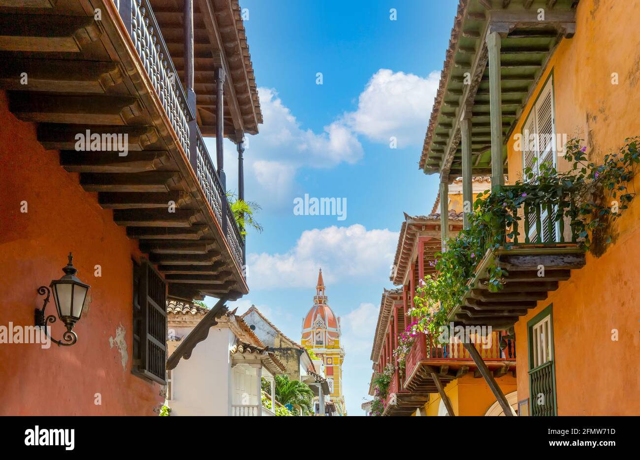 La famosa città coloniale fortificata di Cartagena, Cuidad Amurrallada, e i suoi edifici colorati nel centro storico della città, dichiarato Patrimonio dell'Umanità dall'UNESCO. Foto Stock