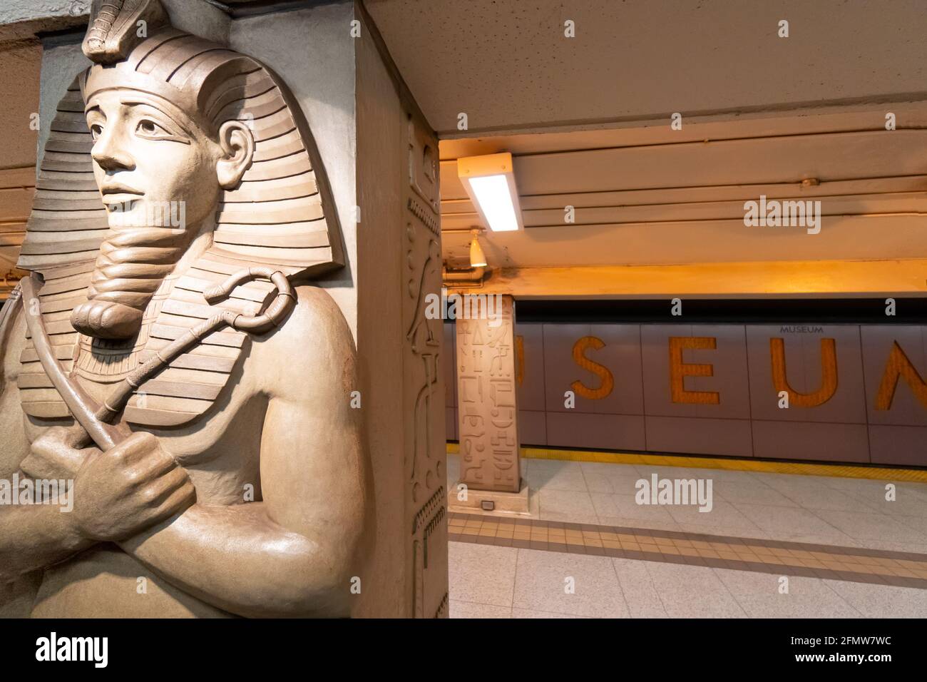 Toronto, Canada-5 Maggio, 2020: Stazione della metropolitana del Museo vicino al Museo ROM in stile con vecchie statue egiziane e simboli di geroglifici Foto Stock